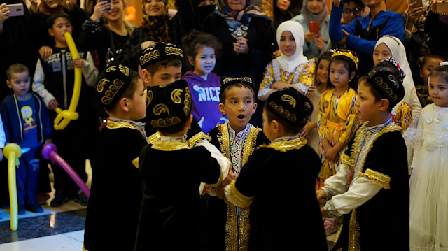 أطفال تركستان الشرقية يشاركون باحتفالات "عيد الطفولة" التركي