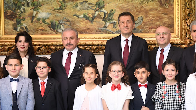 رئيس البرلمان التركي يستقبل أطفالًا من 40 دولة