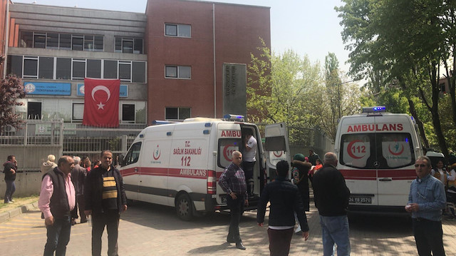 Olayın ardından okula çok sayıda ambulans sevk edildi.