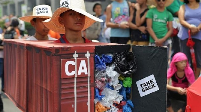 Filipinler Devlet Başkanı Rodrigo Duterte, geçtiğimiz günlerde ülkesine kendi çöplerini gönderen Kanada’ya, çöplerini geri almadıkları takdirde savaş ilan edeceğini duyurmuştu.
