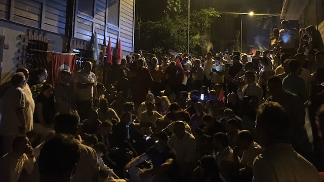 Akşener'e tepki gösteren partililer Genel Başkan'ın evinin önünde toplanmıştı.