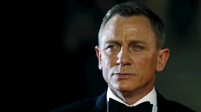 FILE PHOTO: Daniel Craig poses for photographers as he attends the world premiere of the new James Bond 007 film "Spectre" at the Royal Albert Hall in London, Britain, October 26, 2015. REUTERS/Luke MacGregor/File Photo  