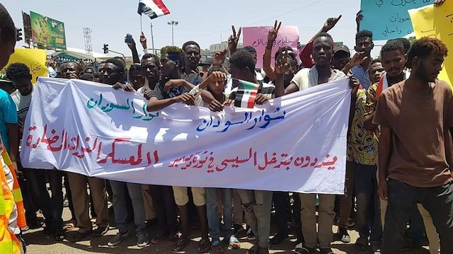 لا لمعسكر الثورات المضادة.. هكذا رد السودانيون على "تدخل" السيسي​