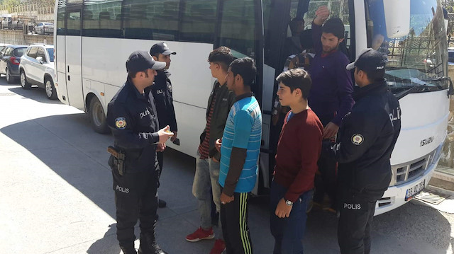 Göçmenler sınır dışı edilmek üzere Göç İdaresi Müdürlüğü'ne teslim etti.