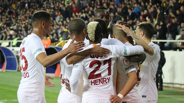 Galatasaraylı futbolcular, golün ardından sevinç yumağı oluşturdu.