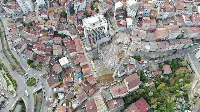 İstanbul Kağıthane'de istinat duvarı çöken inşaatın havadan görüntüsü.