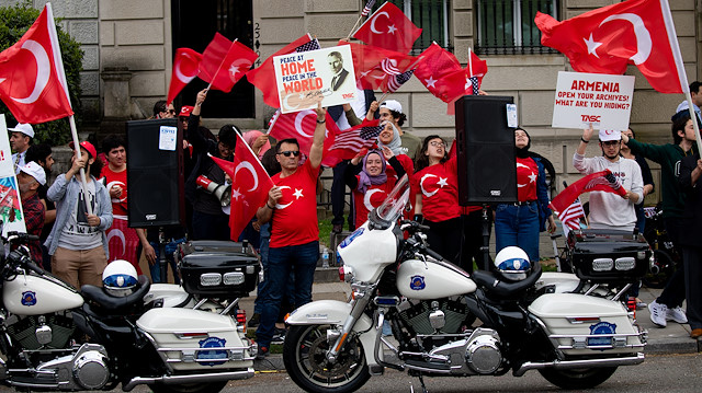 أتراك يتظاهرون في واشنطن تنديداً بالمزاعم الأرمينية حول أحداث 1915