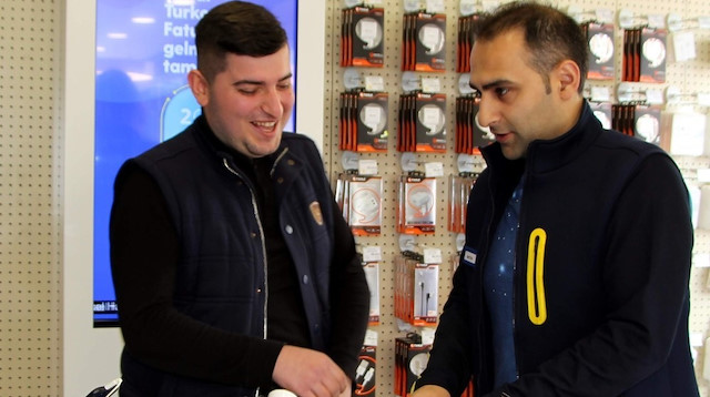 Hamza Aygün'ün sadece ilçede bulunan Metin Taşkın'ın mağazasında 300 adet telefon satın belirtildi.
