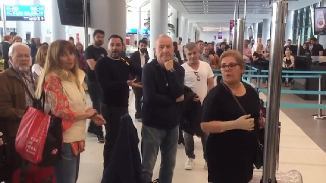 Havalimanı personeline hakaret eden kadını diğer yolcular durdurdu. 