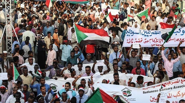 الآف المعتصمين يؤدون صلاة الجمعة أمام مقر قيادة الجيش بالخرطوم 