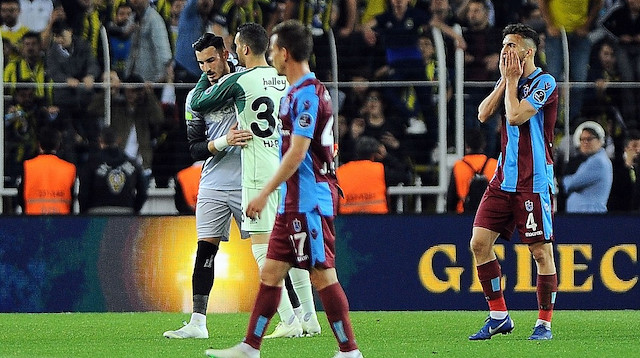 Trabzonsporlu futbolcular son saniye yenilen gol sonrası büyük üzüntü yaşadı.