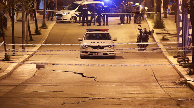 İstanbul Valiliğinden yapılan açıklamada, Güzelyurt Mahallesi Orhangazi Caddesi'nde ve bir binada çökme ve çatlaklar meydana geldiği belirtildi.  