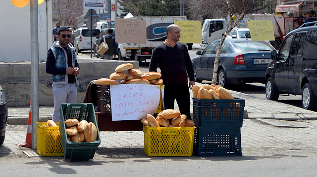 Levent Pehlivan, merkezde ekmek sattı.