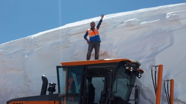 Kar yüksekliğinin 5 metreyi bulduğu yerde ekipler çalışıyor.