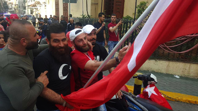 Göstericiler konvoy halinde Mehter Marşı eşliğinde Türk bayraklarıyla turlar attı.