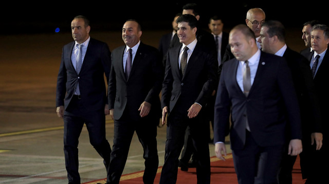 Çavuşoğlu, Erbil Uluslararası Havalimanı'nda IKBY Başbakanı Barzani, Hükümet Sözcüsü Dizayi ve Türkiye'nin Erbil Başkonsolosu Karaçay ile diğer yetkililer tarafından karşılandı.