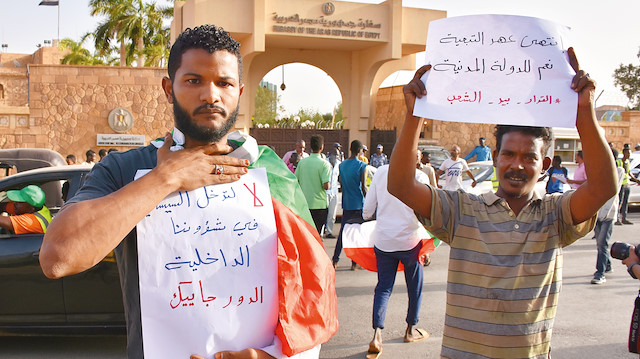 Sudan halkı taşıdıkları pankartlarla Mısır'a olan tepkilerini gösteriyor.