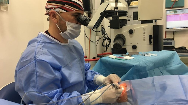Numaralı gözlük kullanan hastalara uygulanan cerrahi operasyon