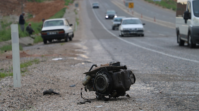 Kaza sonrası iki parçaya ayrılan otomobilin motor ve diğer parçaları kara yoluna savruldu.