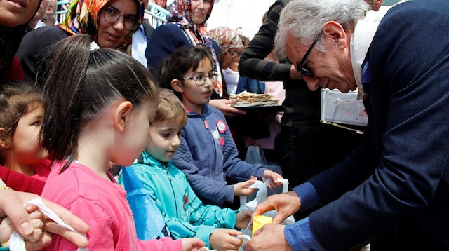 Helvuç Bayramı'nda çocuklara da hediyeler dağıtıldı.