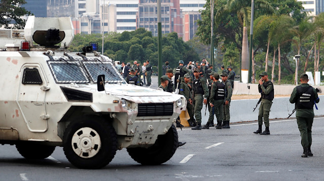 Başkent Caracas'ta bazı askeri birliklerin yolları kestiği, bazı yollarda da askeri araçların görüldüğü belirtildi.  