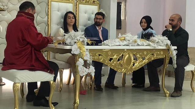 Çiftin nikahı Soma Belediye Nikah Dairesi'nde kıyıldı. 