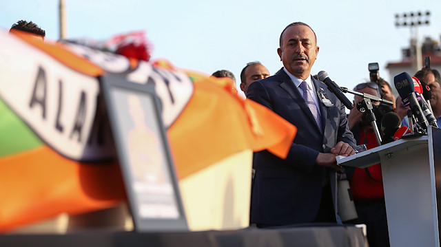 بعد وفاته بتركيا.. وزير الخارجية التركي يصطحب بطائرته أسرة لاعب كرة قدم