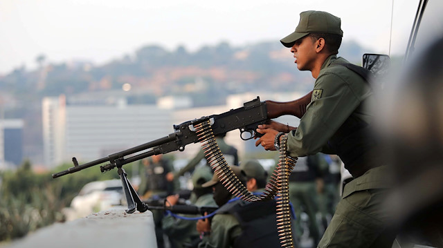 ABD destekli darbeciler, Venezuela sokaklarını savaş alanına çevirdi