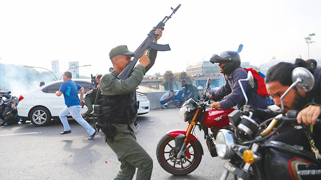 Başkent Caracas'ta darbeci askerler yolları kesti.
