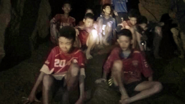 Geçen yıl temmuz ayında Yaşları 11 ile 16 arasında değişen takım üyeleri ve 25 yaşındaki kaptanları, Chiang Rai'deki mağarada mahsur kalmıştı. 