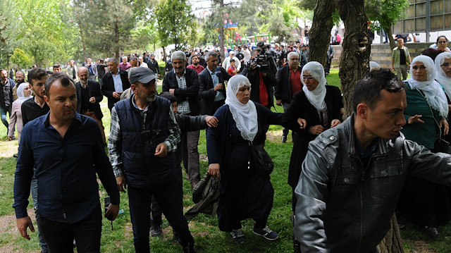 İzinsiz gösteri yapan kalabalık.