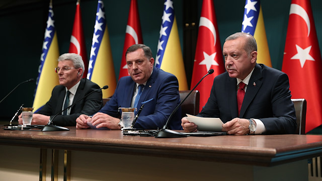  Cumhurbaşkanı Erdoğan, Bosna-Hersek Devlet Başkanlığı Konseyi Başkanı Dodik ve Konsey üyesi Şefik Caferoviç ile ortak basın toplantısı gerçekleştirdi.