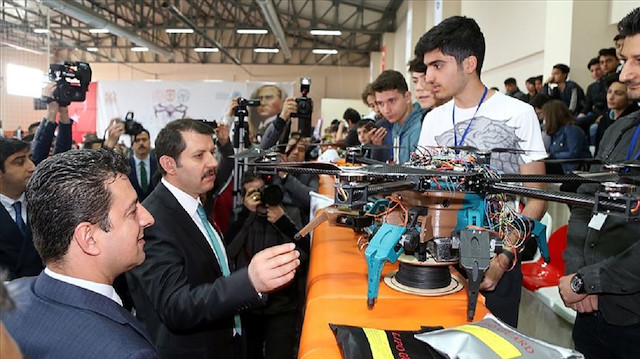 Sivas Bilişim Teknolojileri Mesleki ve Teknik Anadolu Lisesi Spor Salonu'nda düzenlenen yarışmaya 25 okuldan 44 İHA katıldı.