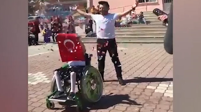 Öğretmenin engelli öğrencisiyle dansı büyük ilgi gördü