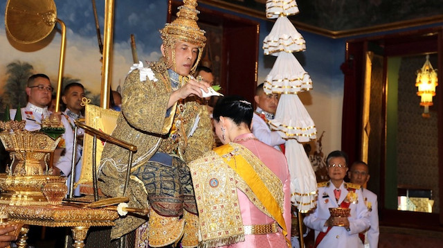 Tayland Kralı 7 kilo ağırlığındaki altından Zafer Tacı taktı