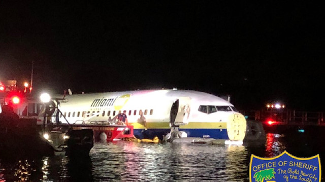 Boeing 737 uçağı ABD'de pistten çıkarak nehre sürüklendi