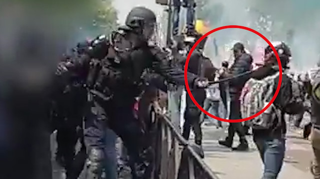 Fransız polisinin RİA Novosti muhabirini darp görüntüleri yayınlandı