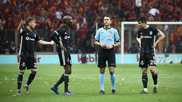 Bülent Yıldırım, Galatasaray-Beşiktaş maçında VAR'dan haber beklerken.