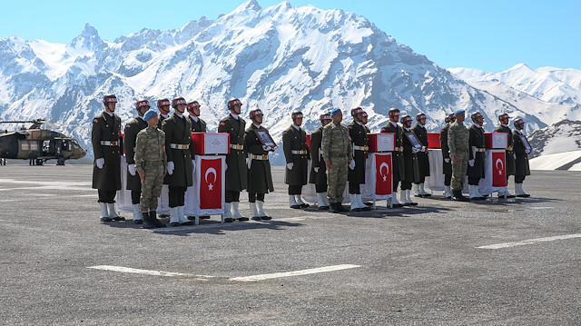Şehit piyade sözleşmeli erler Mehmet Erdoğan, Ethem Barış ve Servet Akkuş için tören düzenlendi.