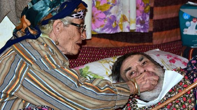 49 yıldır zihinsel engelli ve yatalak oğluna bakıyor