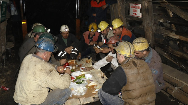 Maden işçileri ilk sahurlarını yerin metrelerce altında yaptı.