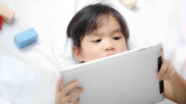 Uzmanlar çocukların çok küçük yaşta tablet ve akıllı telefon kullanmasının ileride büyük zararlara yol açabileceğini söylüyor.