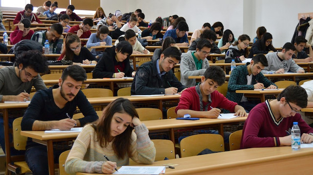 Sınava giren öğrenciler.