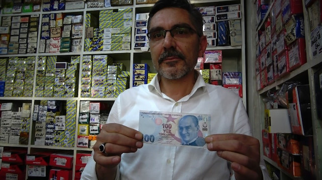 Dükkanda alışveriş yapan bir müşteri, Mutlu Karakaya’ya 100 liralık banknot verdi. 
