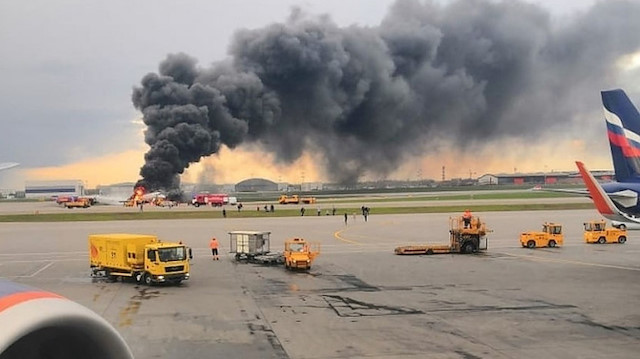 Yolcular, pistin ortasında duran uçaktan tahliye edildi.