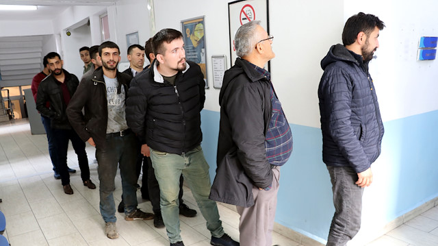 Vatandaşlar, Zonguldak Çalışma ve İş Kurumu İl Müdürlüğüne gelerek başvurularını yapıyor. 