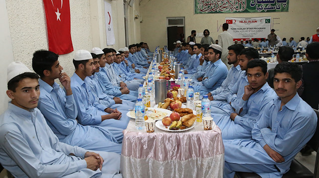 Türk Kızılay, Pakistan'da 500 yetime iftar verdi.