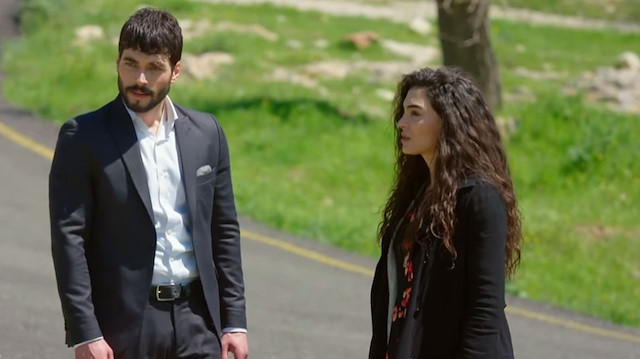 Hercai dizisinin baş rolünde Akın Akınözü ve Ebru Şahin rol alıyor.