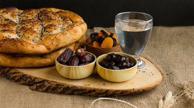 Ramazan ayının vazgeçilmez lezzetleri pide, hurma, zeytin ve su