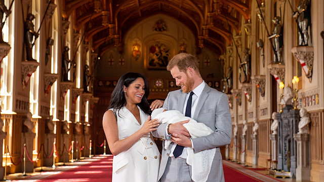 Meghan Markle ve Prens Harry bebeklerini basınla tanıştırdı